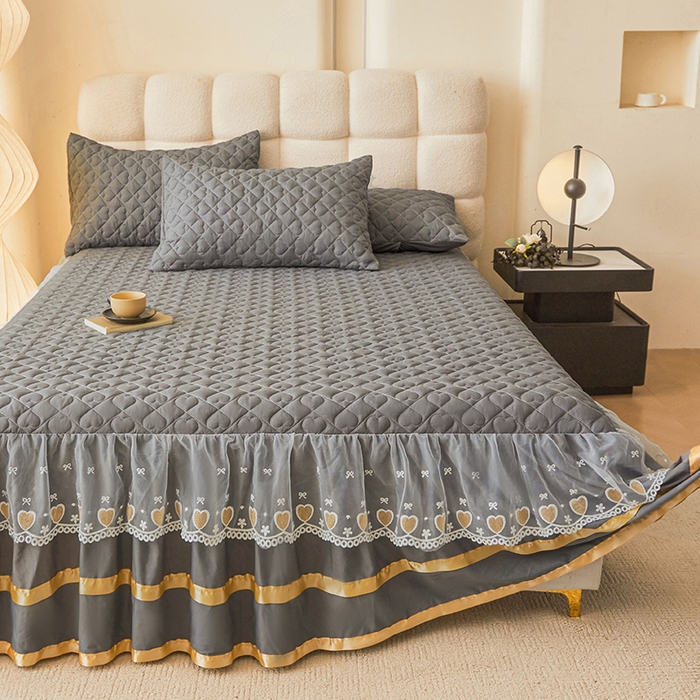 91家纺网 家纺一手货源 找家纺 艾裙海 2025新款云朵棉蕾丝刺绣花边夹棉床裙单床裙床裙单件爱心系列 爱心深灰