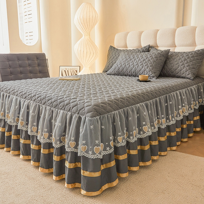 91家纺网 家纺一手货源 找家纺 艾裙海 2025新款云朵棉蕾丝刺绣花边夹棉床裙单床裙床裙单件爱心系列 爱心深灰