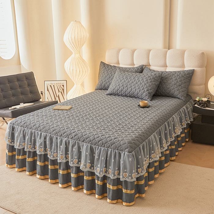 91家纺网 家纺一手货源 找家纺 艾裙海 2025新款云朵棉蕾丝刺绣花边夹棉床裙单床裙床裙单件爱心系列 爱心深灰