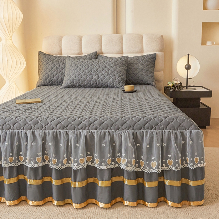 91家纺网 家纺一手货源 找家纺 艾裙海 2025新款云朵棉蕾丝刺绣花边夹棉床裙单床裙床裙单件爱心系列 爱心深灰