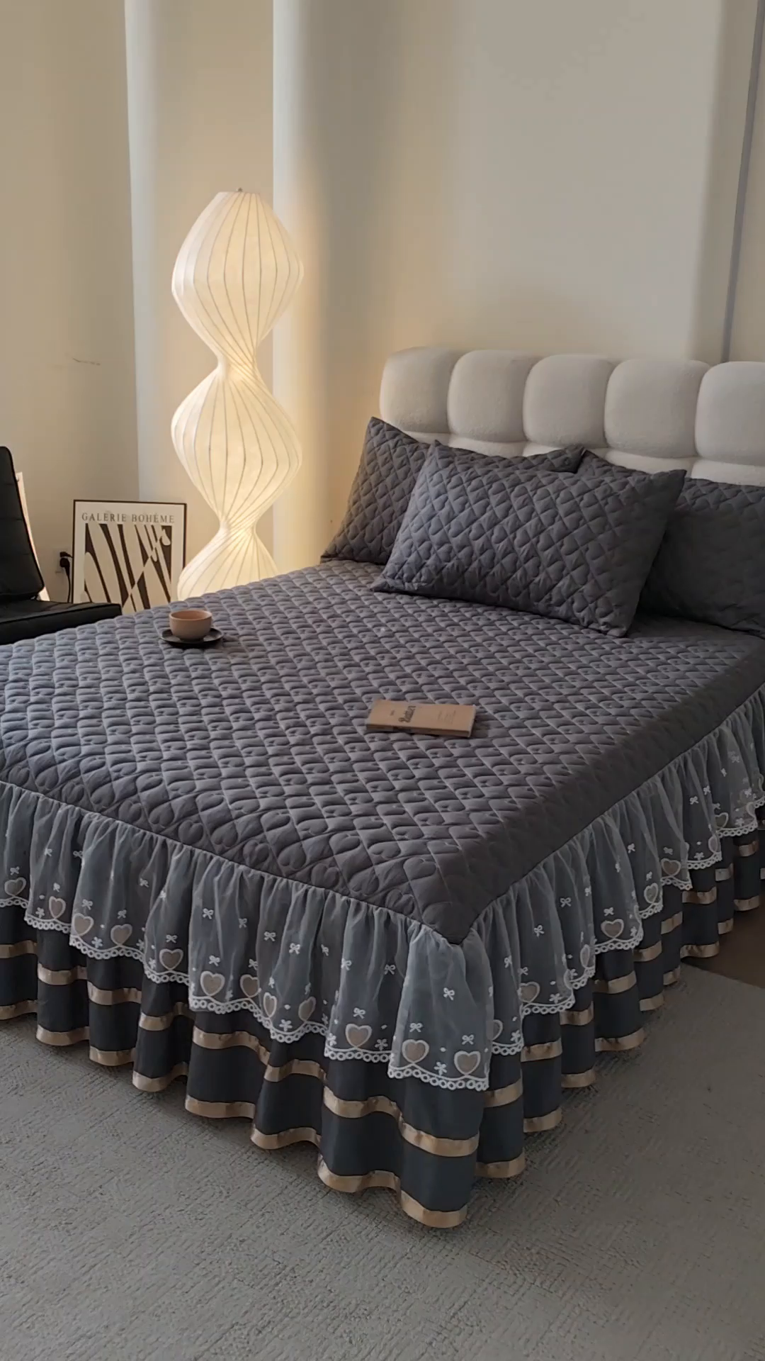91家纺网 家纺一手货源 找家纺 艾裙海 2025新款云朵棉蕾丝刺绣花边夹棉床裙单床裙床裙单件爱心系列 爱心深灰
