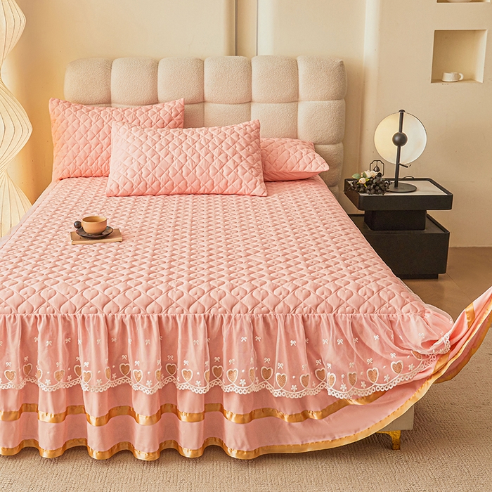 91家纺网 家纺一手货源 找家纺 艾裙海 2025新款云朵棉蕾丝刺绣花边夹棉床裙单床裙床裙单件爱心系列 爱心玉色