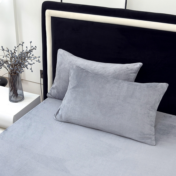 91家纺网 家纺一手货源 找家纺 2025新款高克重纯色保暖牛奶绒单床笠枕套 烟灰色