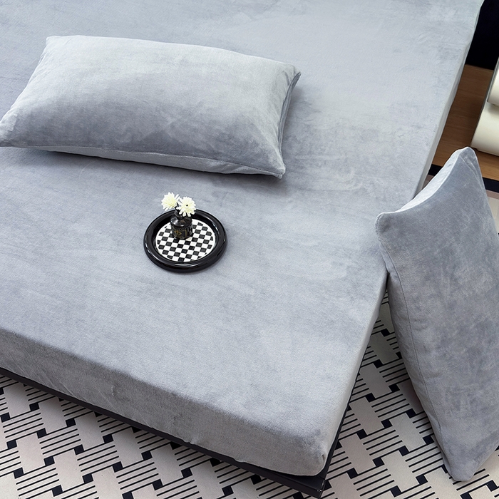 91家纺网 家纺一手货源 找家纺 2025新款高克重纯色保暖牛奶绒单床笠枕套 烟灰色