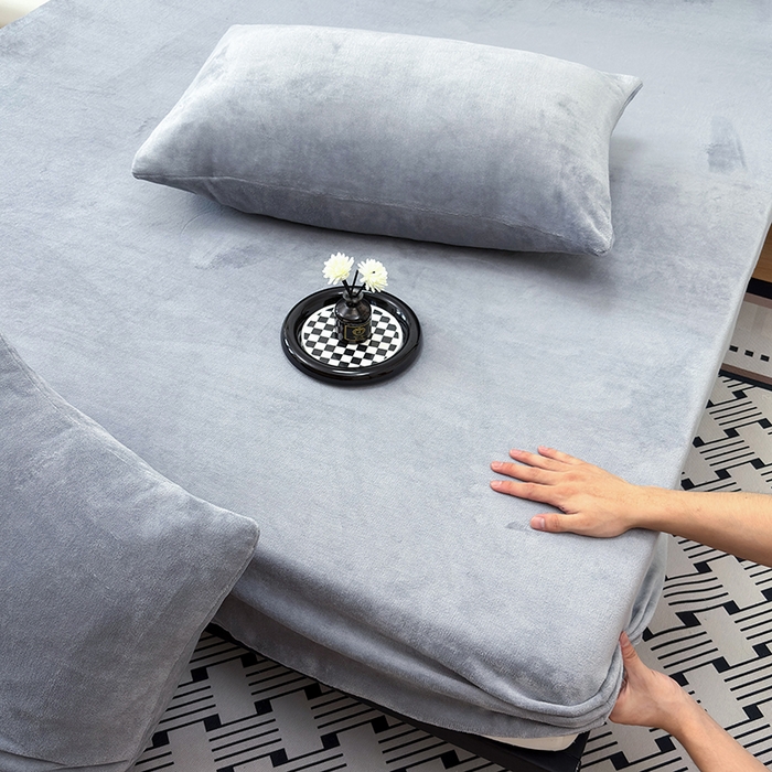 91家纺网 家纺一手货源 找家纺 2025新款高克重纯色保暖牛奶绒单床笠枕套 烟灰色