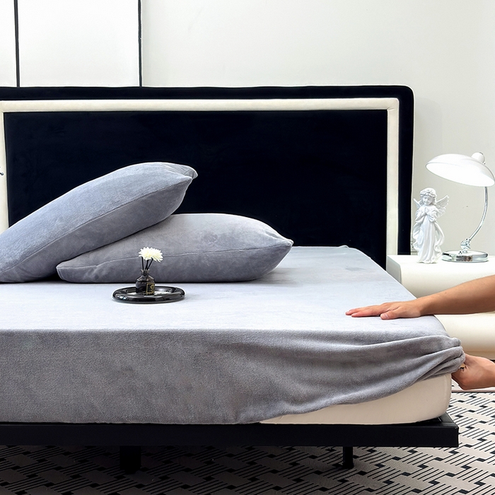 91家纺网 家纺一手货源 找家纺 2025新款高克重纯色保暖牛奶绒单床笠枕套 烟灰色