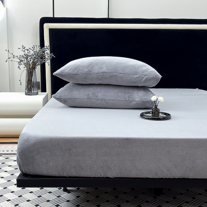 91家纺网 家纺一手货源 找家纺 2025新款高克重纯色保暖牛奶绒单床笠枕套 烟灰色