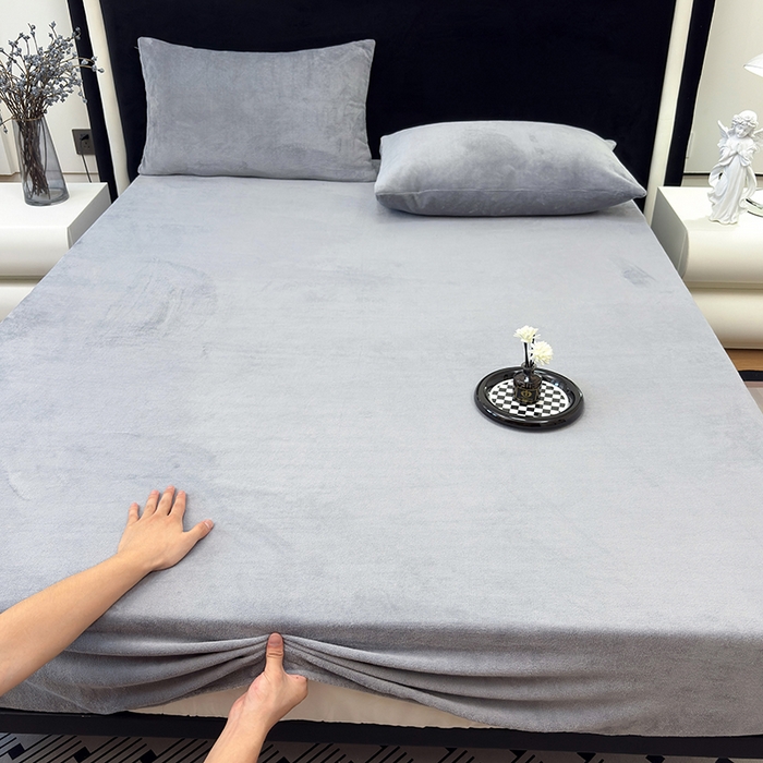 91家纺网 家纺一手货源 找家纺 2025新款高克重纯色保暖牛奶绒单床笠枕套 烟灰色