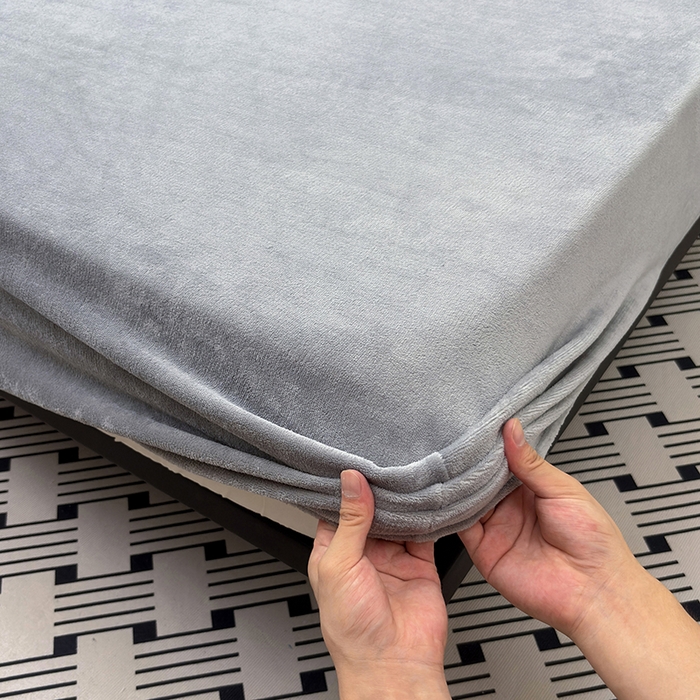 91家纺网 家纺一手货源 找家纺 2025新款高克重纯色保暖牛奶绒单床笠枕套 烟灰色