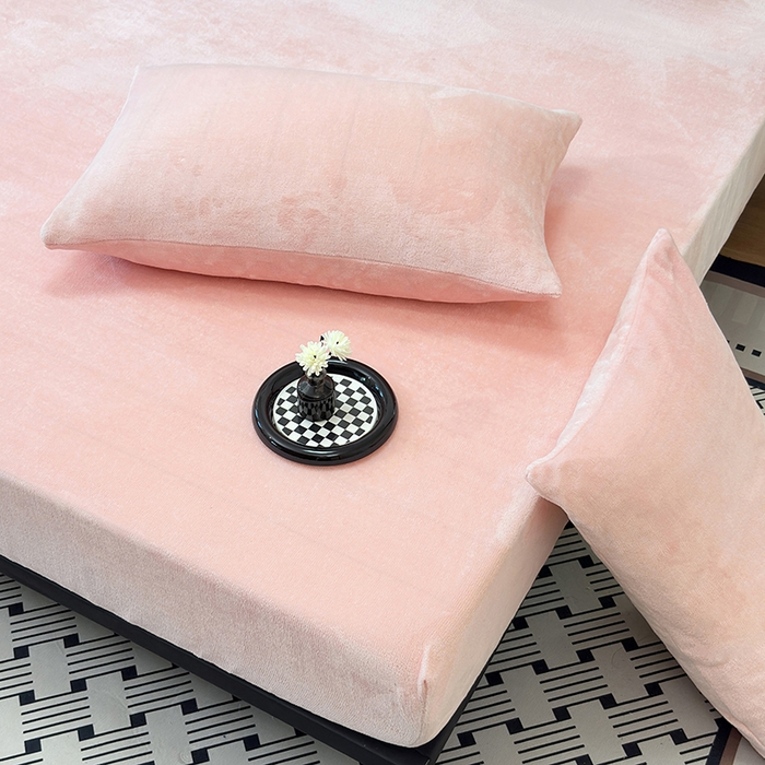 91家纺网 家纺一手货源 找家纺 2025新款高克重纯色保暖牛奶绒单床笠枕套 浅豆沙