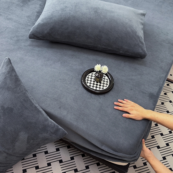 91家纺网 家纺一手货源 找家纺 2025新款高克重纯色保暖牛奶绒单床笠枕套 高级灰