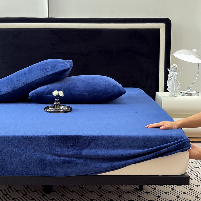 91家纺网 家纺一手货源 找家纺 2025新款高克重纯色保暖牛奶绒单床笠枕套 宝蓝色