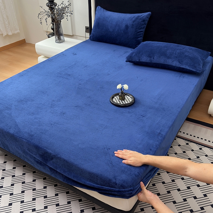 2025新款高克重纯色保暖牛奶绒单床笠枕套 宝蓝色