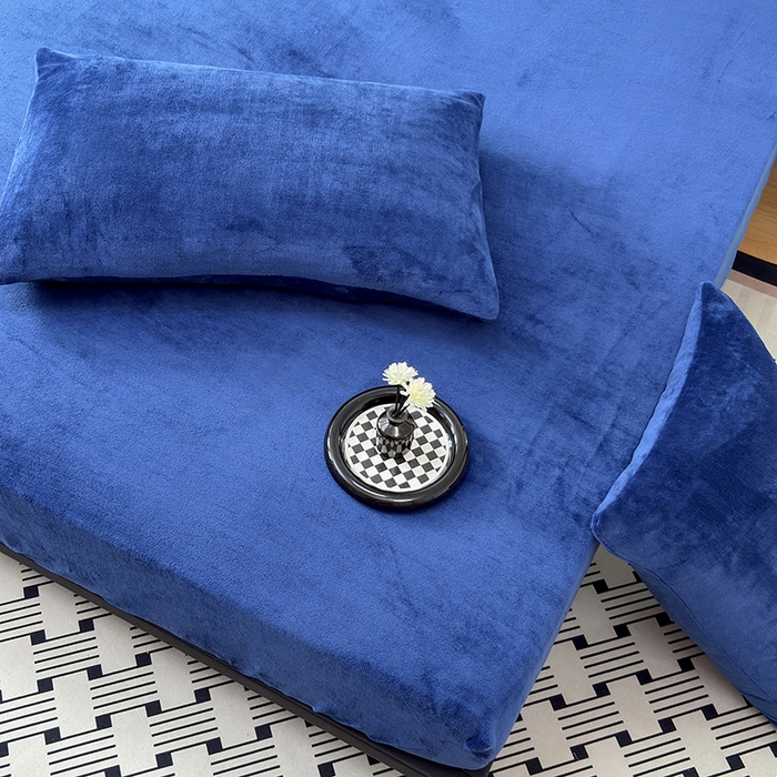 91家纺网 家纺一手货源 找家纺 2025新款高克重纯色保暖牛奶绒单床笠枕套 宝蓝色