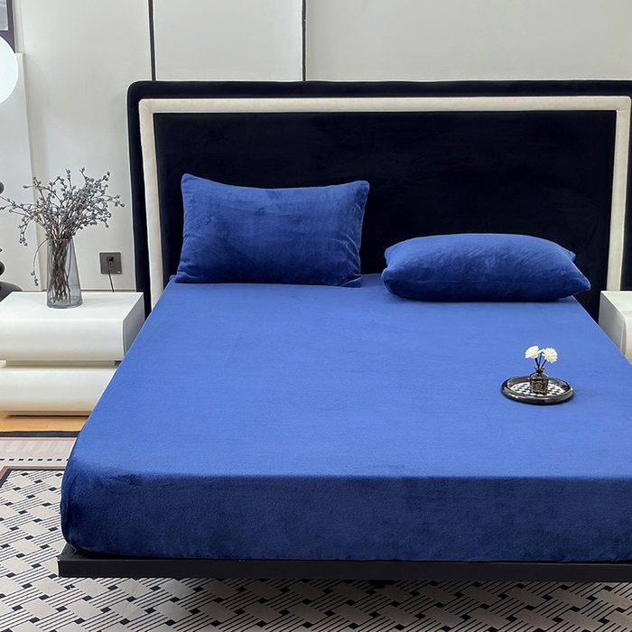 91家纺网 家纺一手货源 找家纺 2025新款高克重纯色保暖牛奶绒单床笠枕套 宝蓝色