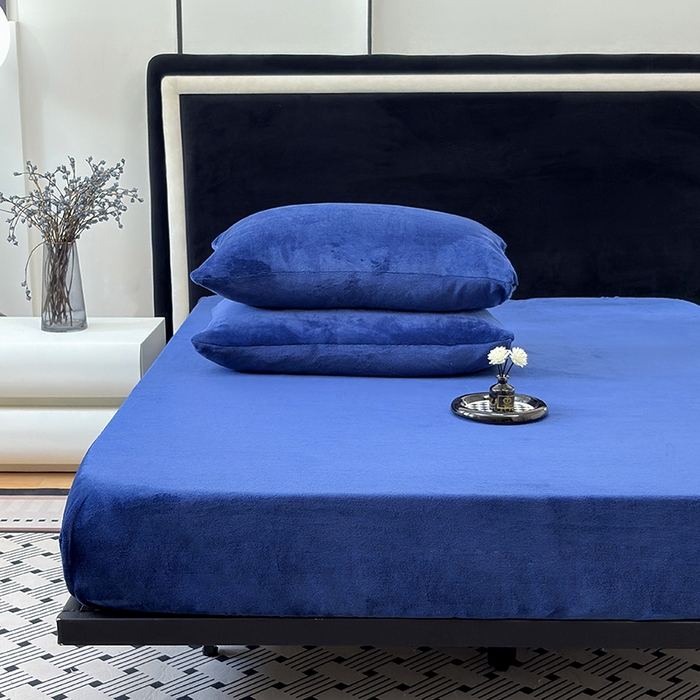 91家纺网 家纺一手货源 找家纺 2025新款高克重纯色保暖牛奶绒单床笠枕套 宝蓝色