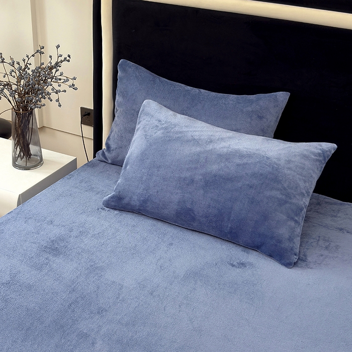 91家纺网 家纺一手货源 找家纺 2025新款高克重纯色保暖牛奶绒单床笠枕套 宾利蓝