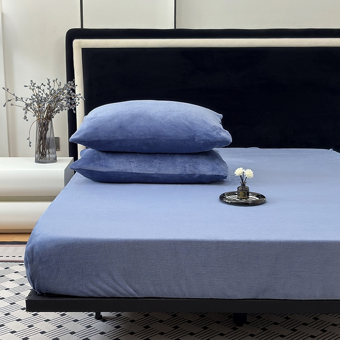 91家纺网 家纺一手货源 找家纺 2025新款高克重纯色保暖牛奶绒单床笠枕套 宾利蓝