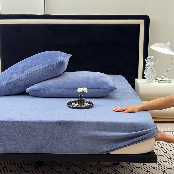 91家纺网 家纺一手货源 找家纺 2025新款高克重纯色保暖牛奶绒单床笠枕套 宾利蓝