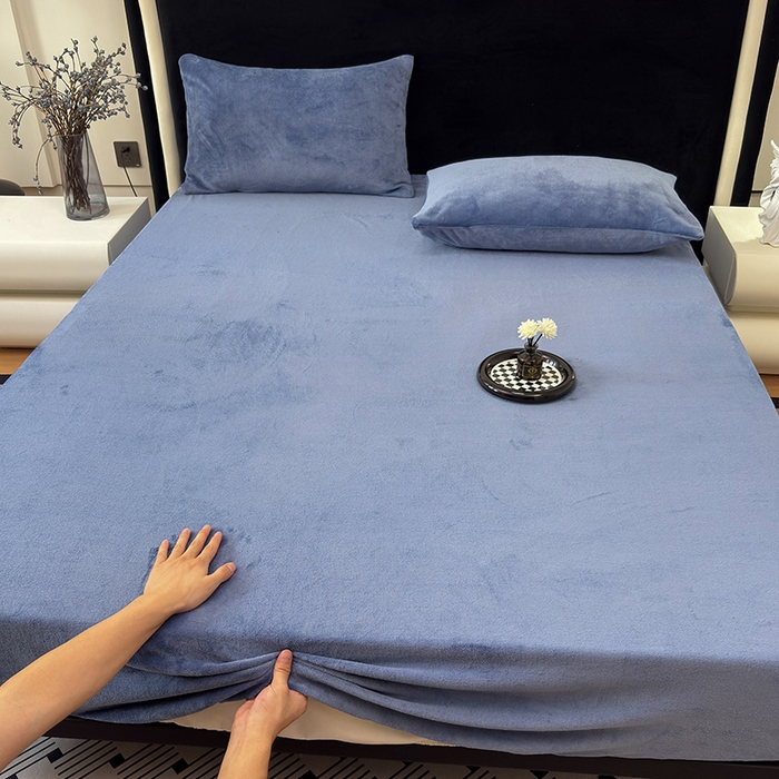 91家纺网 家纺一手货源 找家纺 2025新款高克重纯色保暖牛奶绒单床笠枕套 宾利蓝