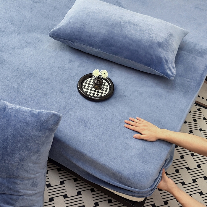 91家纺网 家纺一手货源 找家纺 2025新款高克重纯色保暖牛奶绒单床笠枕套 宾利蓝