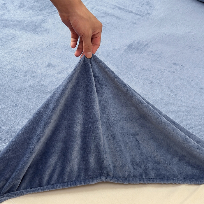 91家纺网 家纺一手货源 找家纺 2025新款高克重纯色保暖牛奶绒单床笠枕套 宾利蓝