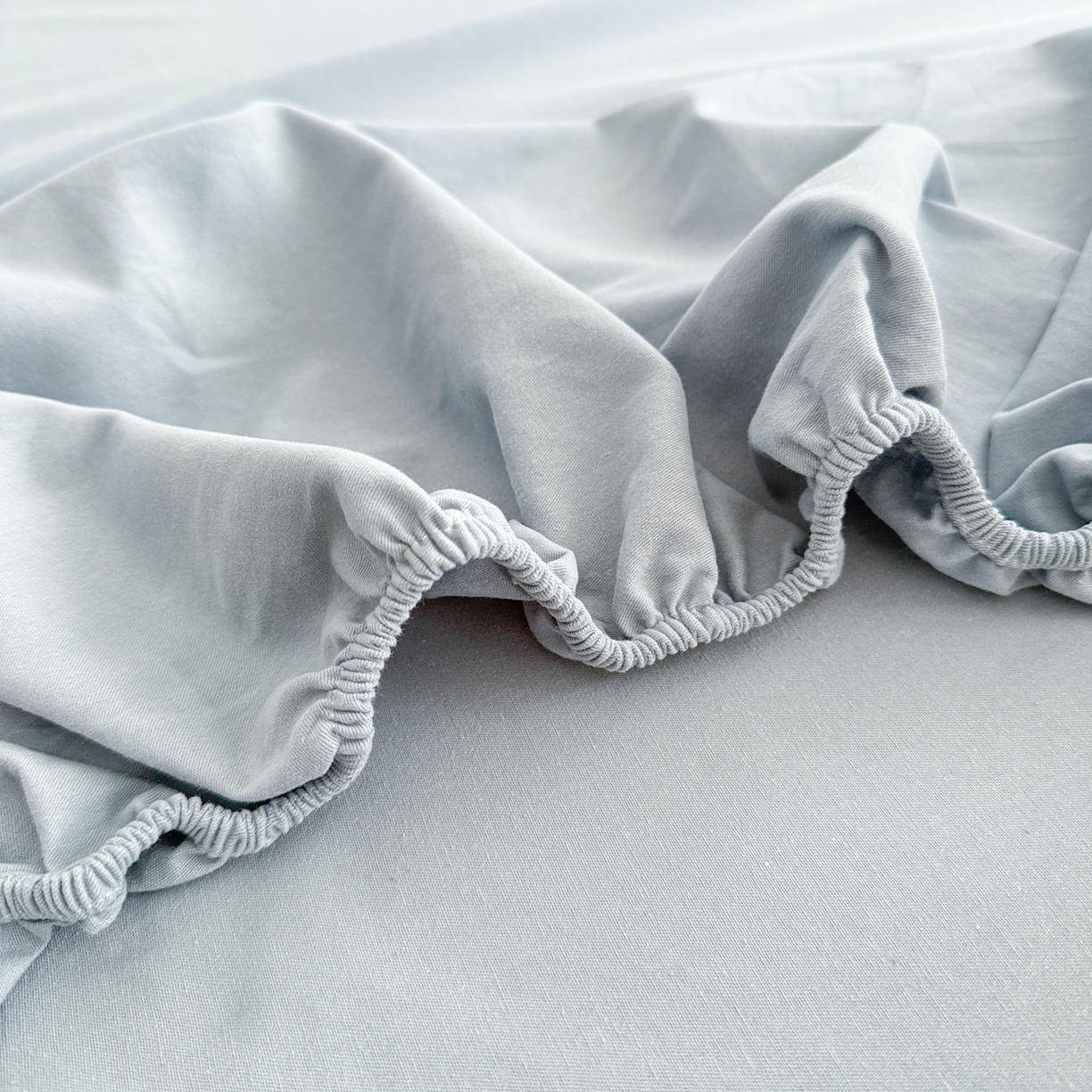 91家纺网 家纺一手货源 找家纺 眠博士 2025新款A类纯色全棉磨毛大床床笠三件套 磨毛床笠-陶瓷浅蓝