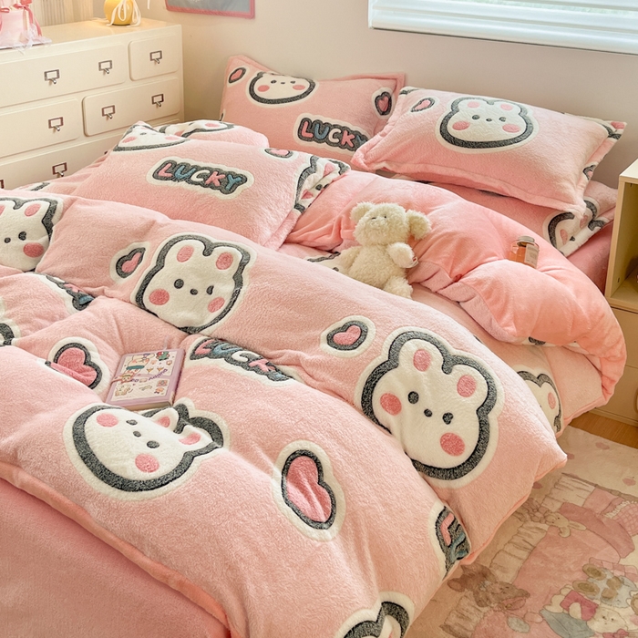 91家纺网 家纺一手货源 找家纺 川悦生活 2025新款立体雪花绒印花大床四件套系列一场景一 爱米兔