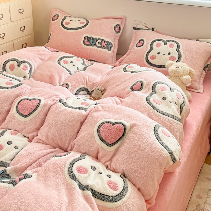 91家纺网 家纺一手货源 找家纺 川悦生活 2025新款立体雪花绒印花大床四件套系列一场景一 爱米兔