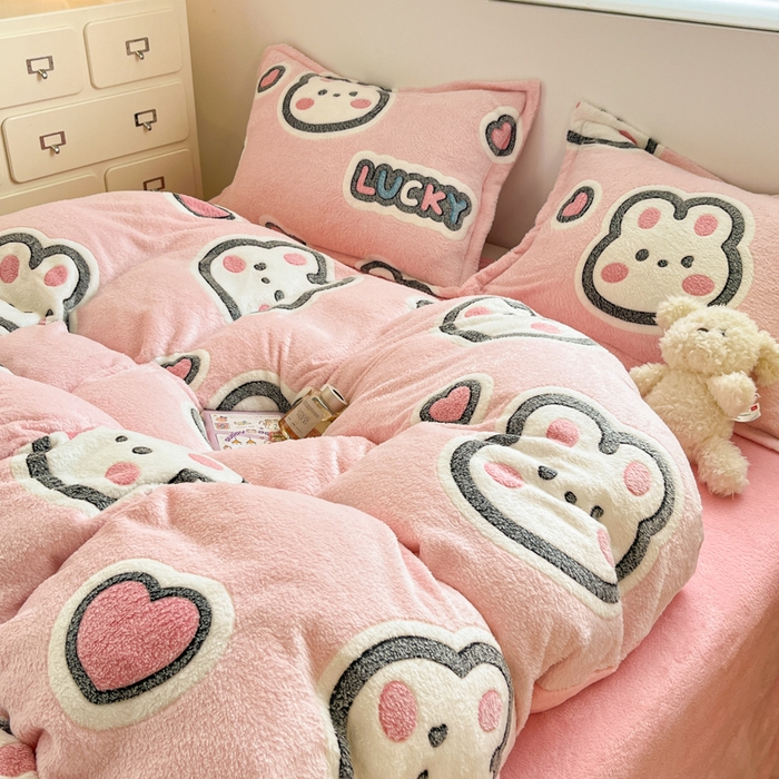 91家纺网 家纺一手货源 找家纺 川悦生活 2025新款立体雪花绒印花大床四件套系列一场景一 爱米兔