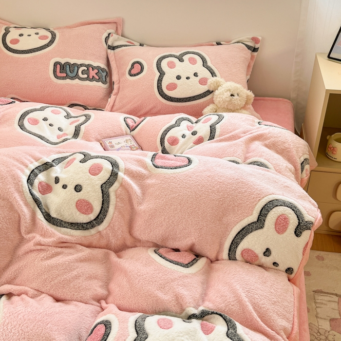 91家纺网 家纺一手货源 找家纺 川悦生活 2025新款立体雪花绒印花大床四件套系列一场景一 爱米兔