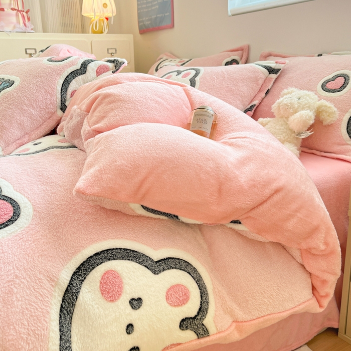 91家纺网 家纺一手货源 找家纺 川悦生活 2025新款立体雪花绒印花大床四件套系列一场景一 爱米兔