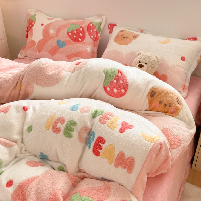 91家纺网 家纺一手货源 找家纺 川悦生活 2025新款立体雪花绒印花大床四件套系列一场景一 冰激凌小熊