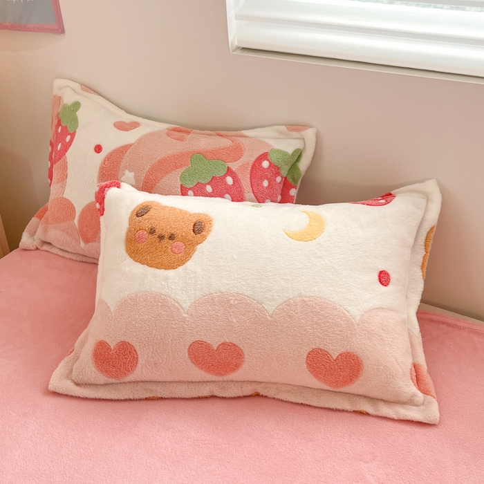 91家纺网 家纺一手货源 找家纺 川悦生活 2025新款立体雪花绒印花大床四件套系列一场景一 冰激凌小熊