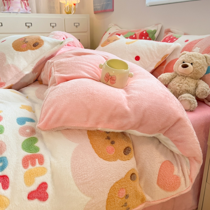 91家纺网 家纺一手货源 找家纺 川悦生活 2025新款立体雪花绒印花大床四件套系列一场景一 冰激凌小熊