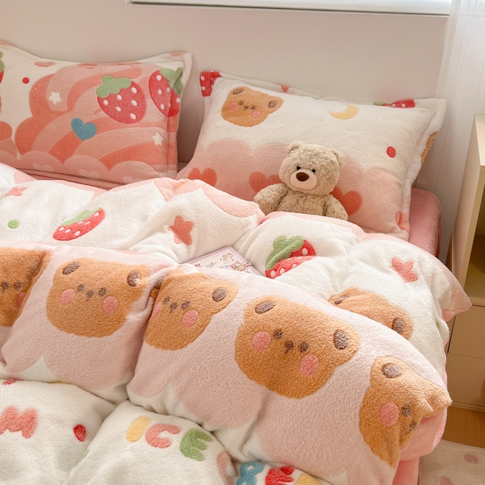 91家纺网 家纺一手货源 找家纺 川悦生活 2025新款立体雪花绒印花大床四件套系列一场景一 冰激凌小熊