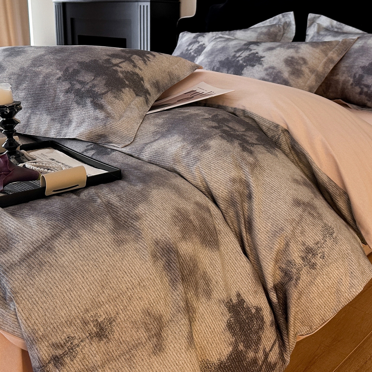 91家纺网 家纺一手货源 找家纺 羚羊语家纺 2025新款A类全棉生态磨毛100棉数码印花四件套活性磨毛轻奢美拉德系简约花卉床单床笠三件套 影织纱