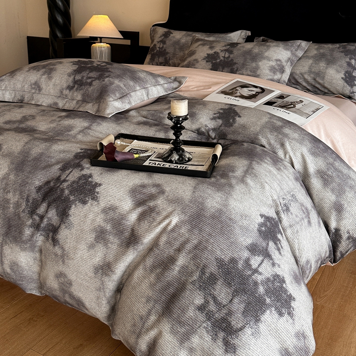 91家纺网 家纺一手货源 找家纺 羚羊语家纺 2025新款A类全棉生态磨毛100棉数码印花四件套活性磨毛轻奢美拉德系简约花卉床单床笠三件套 影织纱