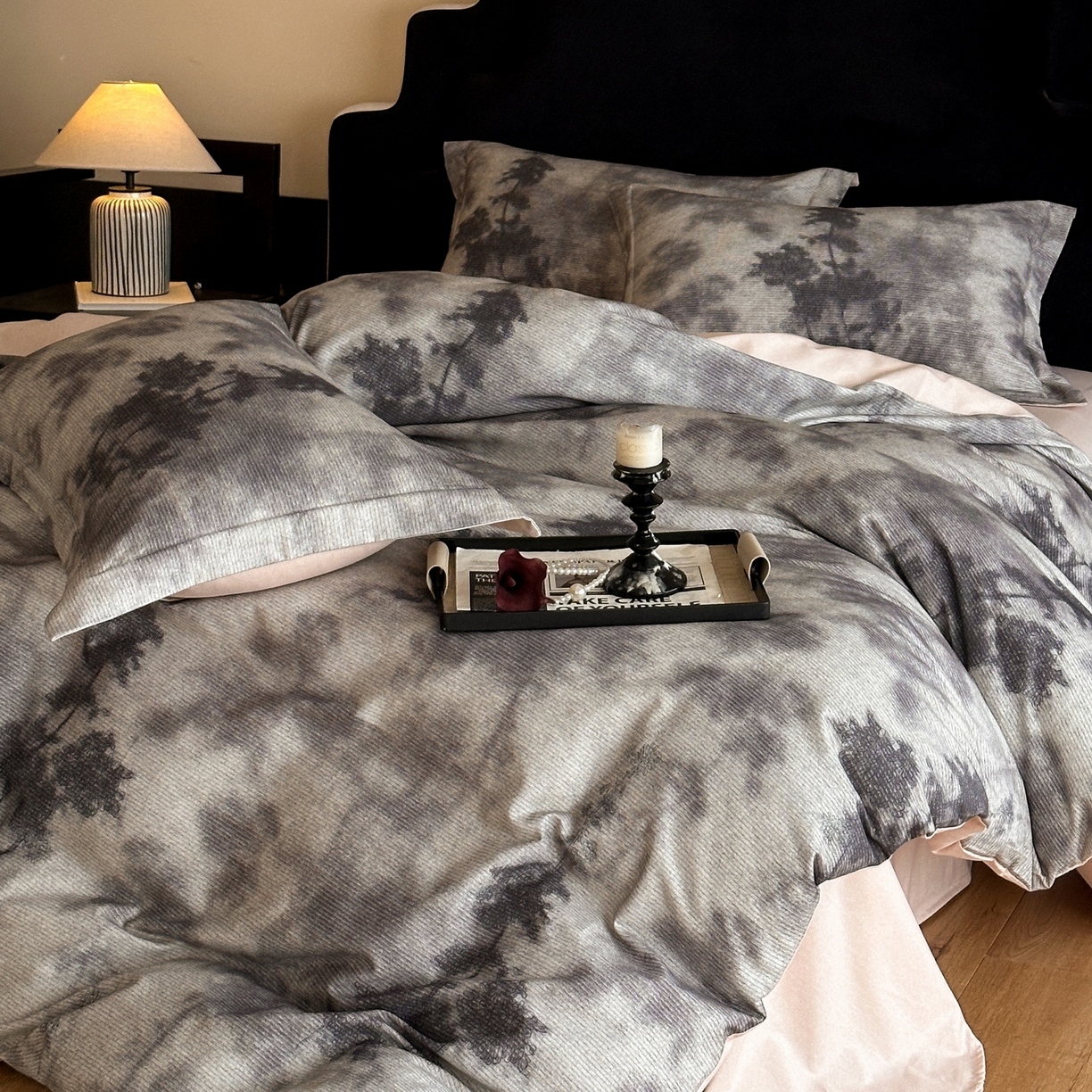 91家纺网 家纺一手货源 找家纺 羚羊语家纺 2025新款A类全棉生态磨毛100棉数码印花四件套活性磨毛轻奢美拉德系简约花卉床单床笠三件套 影织纱