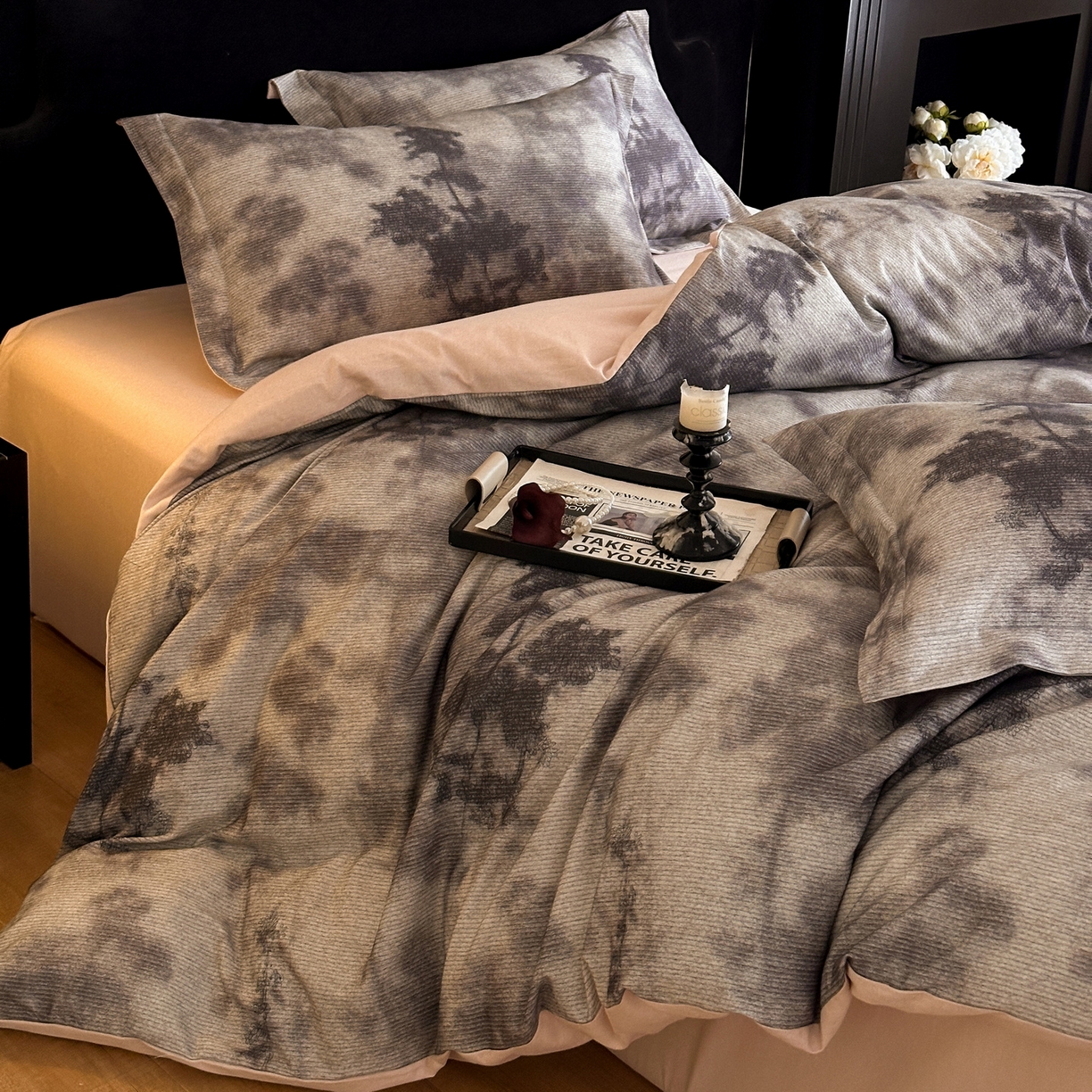 91家纺网 家纺一手货源 找家纺 羚羊语家纺 2025新款A类全棉生态磨毛100棉数码印花四件套活性磨毛轻奢美拉德系简约花卉床单床笠三件套 影织纱