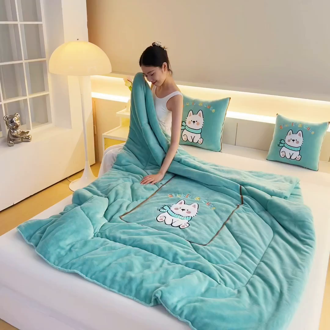 91家纺网 家纺一手货源 找家纺 （总）阳光依佰抱枕被 2025秋冬新款牛奶绒多功能抱枕被系列-调皮狗