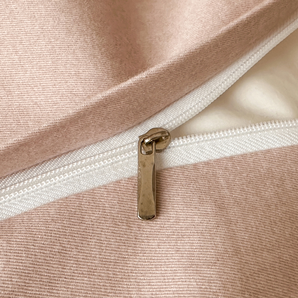 91家纺网 家纺一手货源 找家纺 羚羊语家纺 2025新款A类全棉生态磨毛100棉数码印花四件套活性磨毛轻奢美拉德系简约花卉床单床笠三件套 釉色染