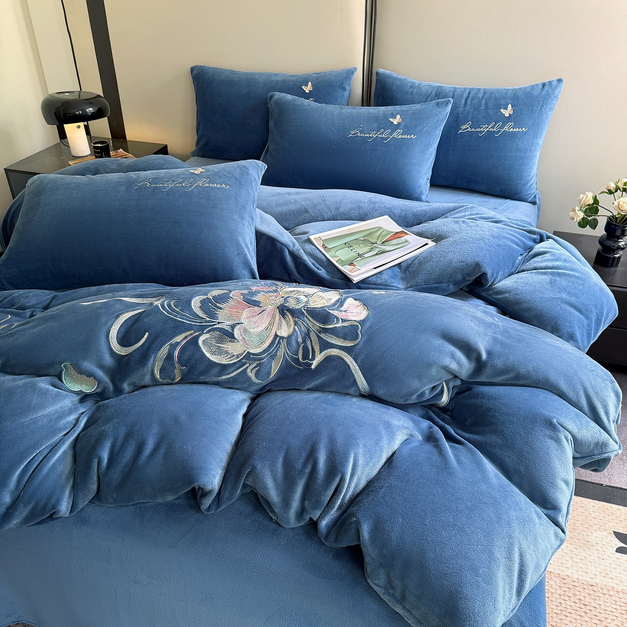 91家纺网 家纺一手货源 找家纺 莱凯家纺 2025新款牛奶绒刺绣四件套 花间醉（宝蓝）