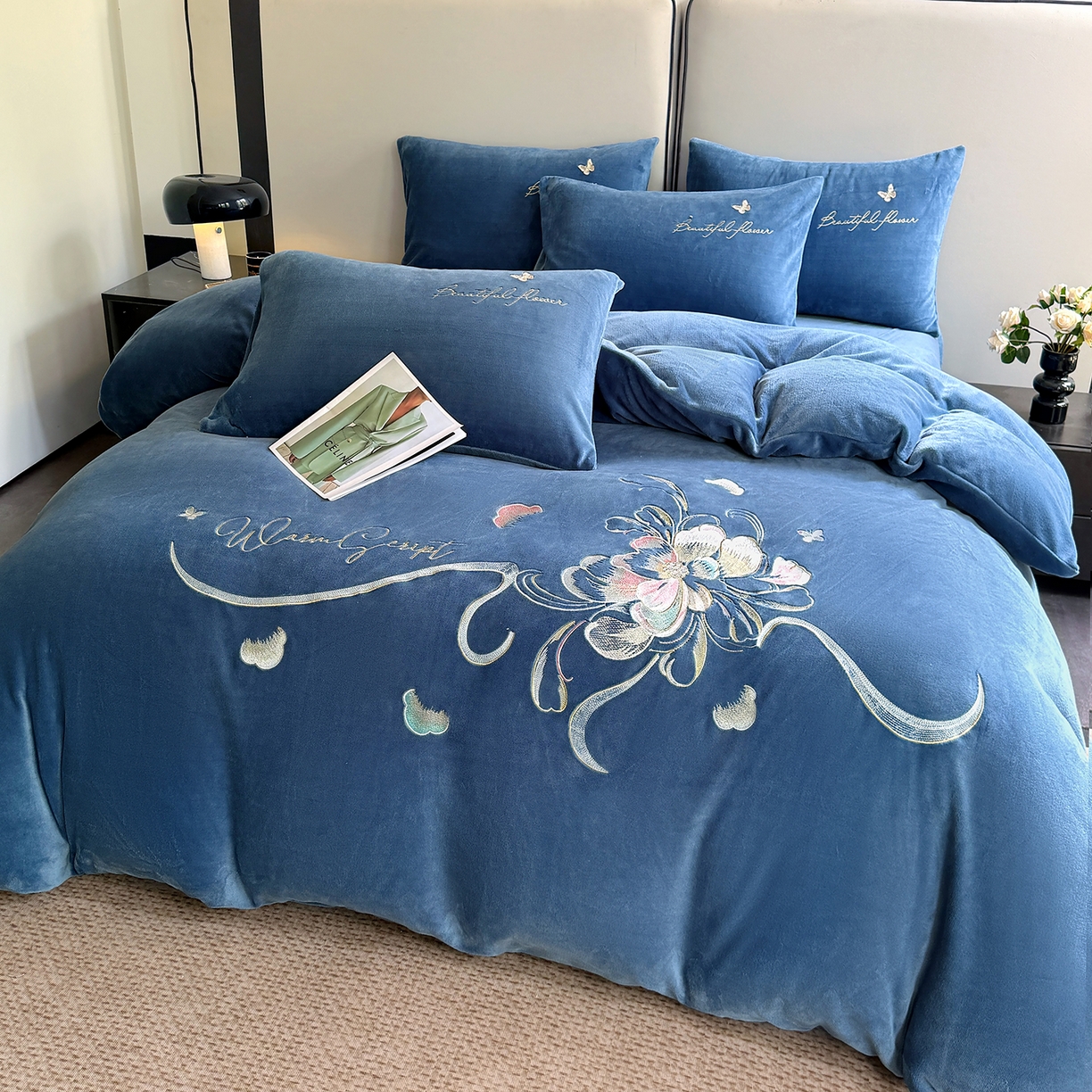 91家纺网 家纺一手货源 找家纺 莱凯家纺 2025新款牛奶绒刺绣四件套 花间醉（宝蓝）