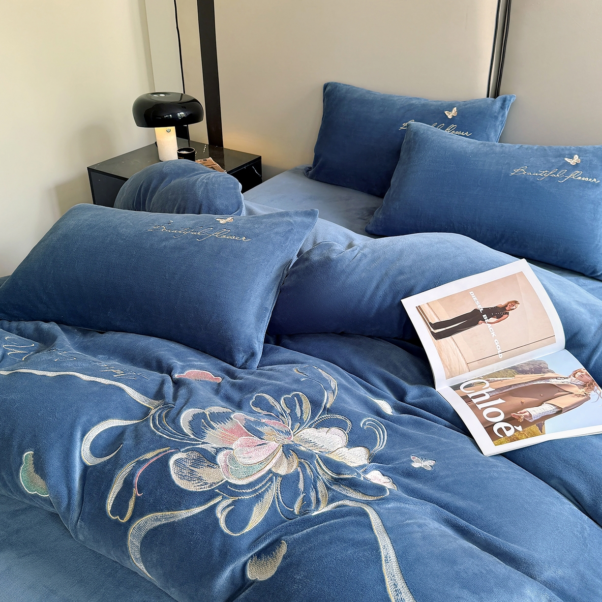 91家纺网 家纺一手货源 找家纺 莱凯家纺 2025新款牛奶绒刺绣四件套 花间醉（宝蓝）