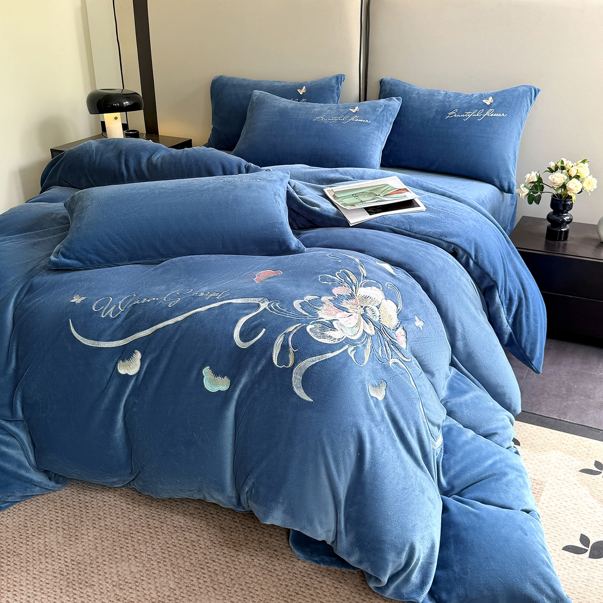 91家纺网 家纺一手货源 找家纺 莱凯家纺 2025新款牛奶绒刺绣四件套 花间醉（宝蓝）