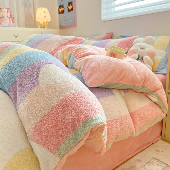 91家纺网 家纺一手货源 找家纺 川悦生活 2025新款立体雪花绒印花大床四件套系列一场景一 彩虹爱心粉