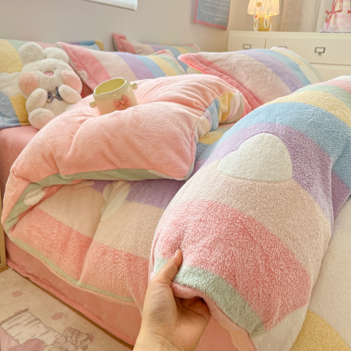 91家纺网 家纺一手货源 找家纺 川悦生活 2025新款立体雪花绒印花大床四件套系列一场景一 彩虹爱心粉