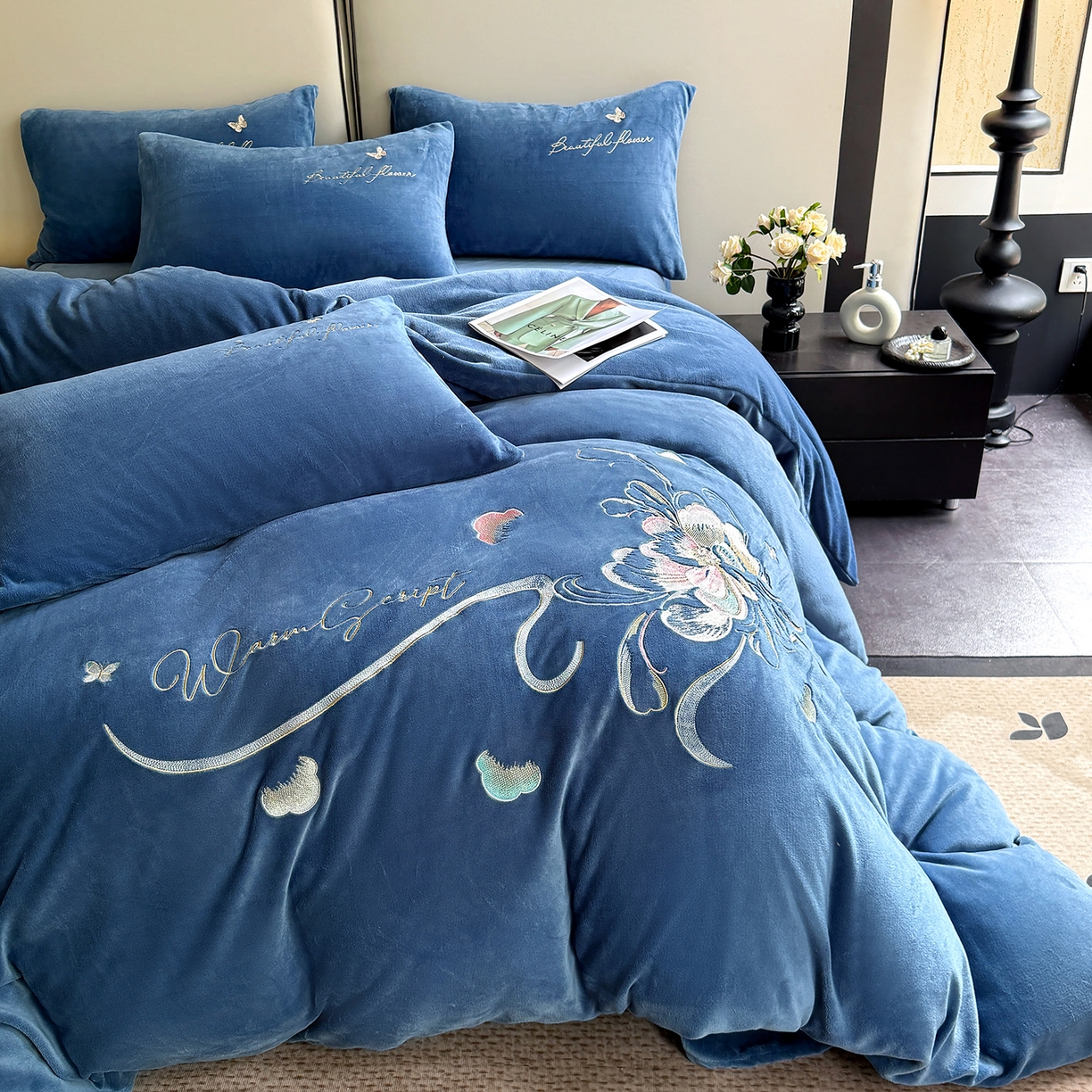 91家纺网 家纺一手货源 找家纺 莱凯家纺 2025新款牛奶绒刺绣四件套 花间醉（宝蓝）