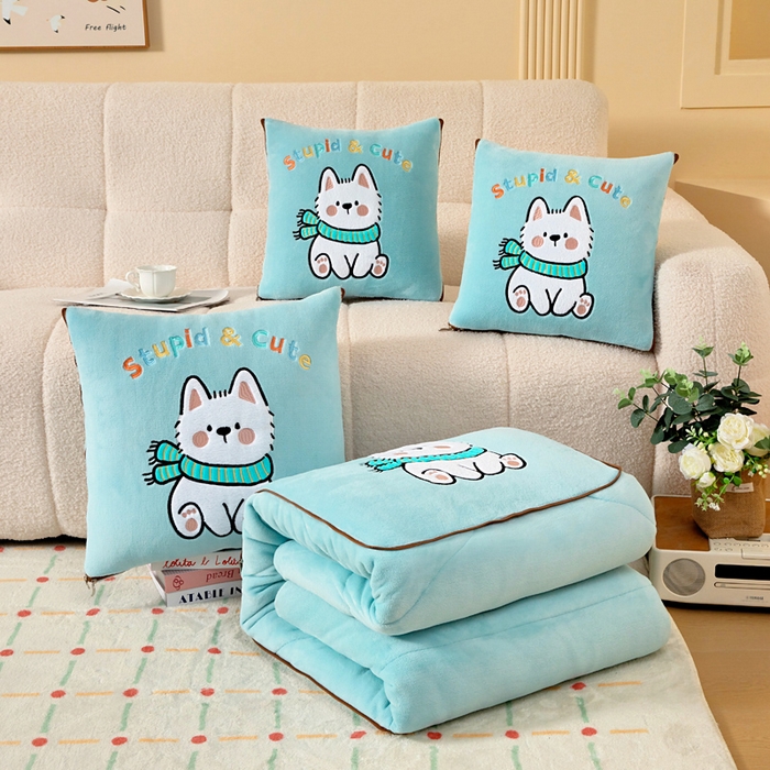 91家纺网 家纺一手货源 找家纺 阳光依佰抱枕被 2025秋冬新款牛奶绒多功能抱枕被系列-调皮狗 调皮狗---浅蓝色